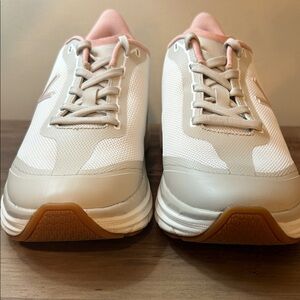 Vionic Women's White/Light Pink Walk Max Sneakers. Like new! Sz 9/ 40.